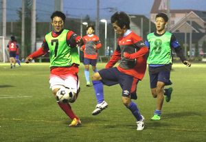 第１シードとして３連覇に挑む徳島市立の選手たち＝同校