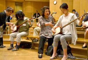講師に教わりながら、三味線の弾き方を学ぶ受講者＝徳島市の阿波おどり会館