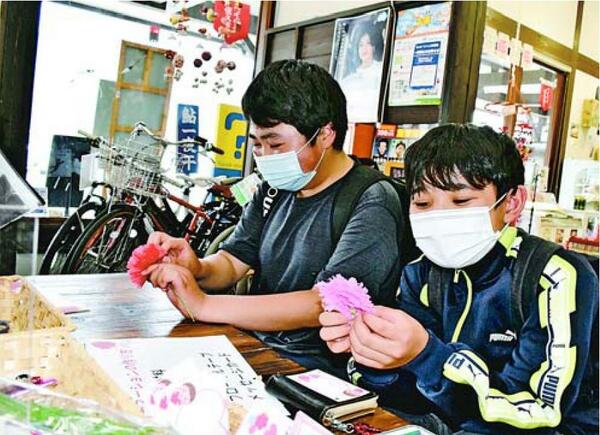 手作りの「花」に心込めて　勝浦で親子らがペーパークラフトに挑戦