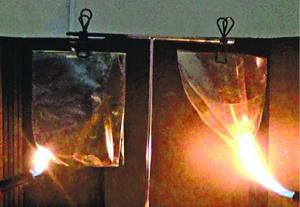 徳島市消防局が行った燃焼実験(着火時)。左側がポリエチレン製、右側がポリ塩化ビニール製(同局提供)