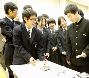 来場者（右端）に阿波藍を使った和菓子を紹介する生徒＝徳島市の城西高
