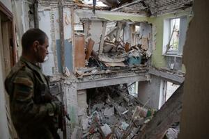 　ウクライナ東部セベロドネツクの破壊された建物＝２３日（タス＝共同）