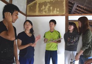 作業の合間に談笑する石川夫妻（左側）と学生ら＝勝浦町三渓