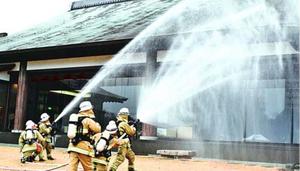 訓練で建物に放水する消防署員ら=徳島市の徳島城博物館