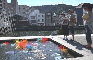 水辺のアート作品を眺める人たち＝徳島市の新町川水際公園