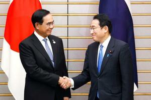 　会談を前に握手するタイのプラユット首相（左）と岸田首相＝２６日午後、首相官邸