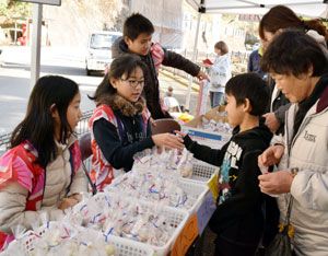 特産品を使った自作のクッキーを販売する児童（左側）＝上勝町福原のいっきゅう茶屋