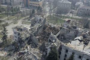 　ウクライナ南東部マリウポリの破壊された劇場＝４月（ロイター＝共同）