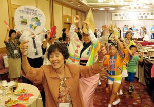 阿波踊りで海陽町関西ふるさと会の設立を祝う参加者ら＝大阪市内