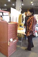 カジュアルなデザインの婚礼家具が並ぶ展示会＝徳島市立木工会館