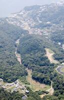 　静岡県熱海市の大規模土石流の起点付近（手前）。上は熱海市の市街地＝２日午前１０時５８分（共同通信社ヘリから）