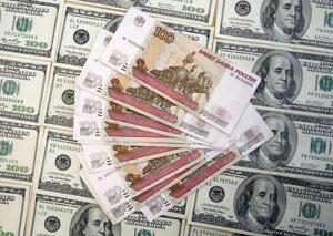 　ロシア・ルーブルの紙幣（上）と米ドル紙幣（ロイター＝共同）