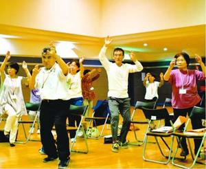 阿波踊り体操を体験する参加者=東みよし町加茂の町役場