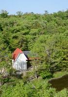 　公園内の展望台から見える「サツキとメイの家」。周辺の森林が「どんどこ森」エリアとなる＝４月、愛知県長久手市の愛・地球博記念公園