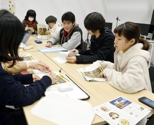 若者の視点を生かしたパンフレットを作る徳島大生＝徳島市の同大常三島キャンパス