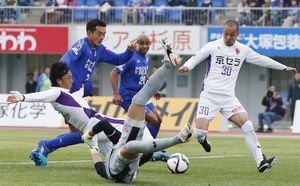 後半２７分、徳島の廣瀬智が上げたクロスが京都の選手（左端）に当たってオウンゴールとなる＝鳴門ポカリスエットスタジアム