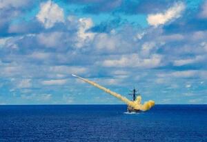 　米軍などによるフィリピン沖での軍事演習で発射される対艦ミサイル「ハープーン」＝２０１９年（ロイター＝共同）