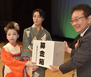 募金箱を渡す(左から)髙橋さんと谷口さん=徳島市のあわぎんホール