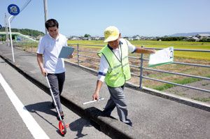 来年の徳島駅伝で新たに設けられる小学生区間で、距離を計測する徳島陸協の関係者ら＝上板町神宅