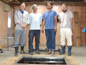 合同会社を設立した（左から）結城さん、楮さん、渡邉さん、三浦さん＝上板町高瀬の藍染工房