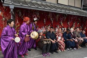 着物で散策する外国人グループを鳴り物で歓迎する住民たち＝勝浦町坂本