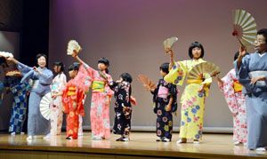 日本舞踊を披露する子どもたち＝徳島市のシビックセンター