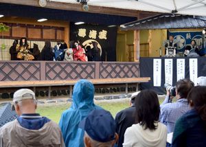 雨の中、約１５０人の観客を魅了した人形浄瑠璃公演＝那賀町の鎌瀬農村舞台