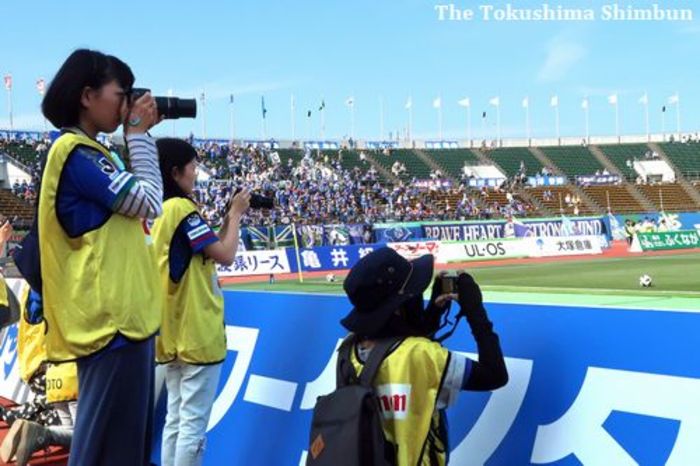 スタジアムにいこう プロカメラマンに学ぶ サッカーの写真を素敵に撮るコツ スタジアムにいこう 30 徳島の話題 スポーツ 徳島ニュース 徳島新聞
