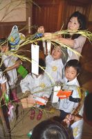 願い事を書いた短冊などを飾り付ける園児ら＝板野町のあすたむらんど徳島