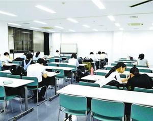 無料開放した会議室で自習する中高生=徳島市のとくぎんトモニプラザ