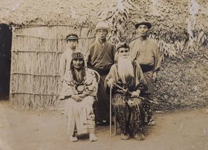 井村さんの祖先とアイヌ民族の夫妻を収めた写真。後列右が河野通雄さん、後列中央が長尾正通さん