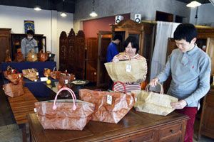 れもん徳島の利用者が米袋を再利用して手作りした「コンドワバッグ」の展示販売会＝徳島市のギャラリーＬＡＫＵ