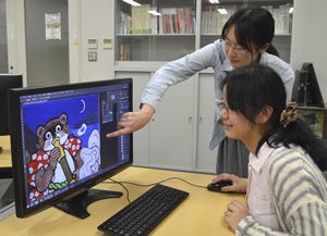 パソコンに取り込んだ原画に動きをつけていく学生たち＝徳島市の徳島文理大