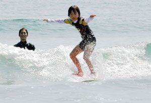 サーフィンを初体験する参加者＝高知県東洋町の生見海岸