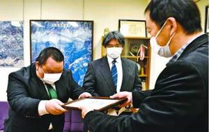 松浦町長から委嘱状を受け取る船﨑秀幸所長(左)=東みよし町役場
