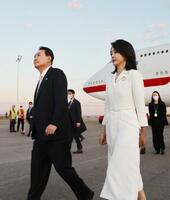 　スペイン・マドリードに到着した韓国の尹錫悦大統領（左）と金建希夫人＝２７日（聯合＝共同）