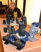 藍で染めた竹製の花瓶やコップなどが並ぶ展示会＝美馬市脇町の時代屋ギャラリー