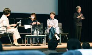 　福岡市総合図書館で開かれたトークイベントに参加したイギル・ボラ監督（左から３人目）。右端は手話通訳者＝２１日午後
