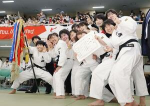 　女子５人制で３大会連続７度目の優勝を果たした東海大の選手たち＝日本武道館