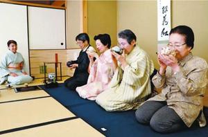 観桜茶会で茶を楽しむ参加者=徳島市の徳島城博物館