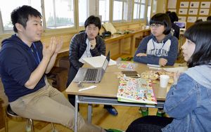 大学生（左端）の話を聞く高校生たち＝牟岐町中村の牟岐小旧校舎