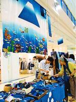 色鮮やかな藍染作品が並んだ展示スペース=北島町鯛浜のフジグラン北島