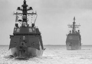 　訓練する海上自衛隊の護衛艦てるづき（手前）と米海軍の巡洋艦アンティータム（米海軍撮影・海上自衛隊提供）