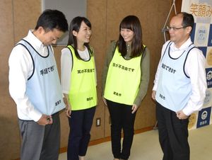 徳島市が災害時に視覚、聴覚障害者を支援しやすくするために作ったビブス＝市役所