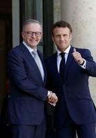 　オーストラリアのアルバニージー首相（左）と握手するフランスのマクロン大統領＝１日、パリ（ロイター＝共同）