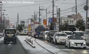 雪の影響で渋滞が発生し、車の列が続く田宮街道＝２月６日午前７時ごろ、徳島市北田宮１