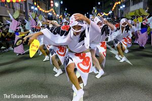 腰を落とした華麗な団扇踊り見せる踊り手たち＝13日、徳島市の両国本町演舞場