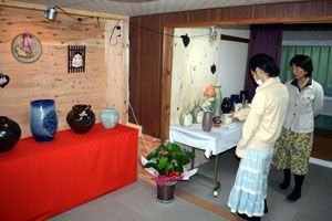 つどい家で陶芸作品に見入る住民ら＝那賀町和食