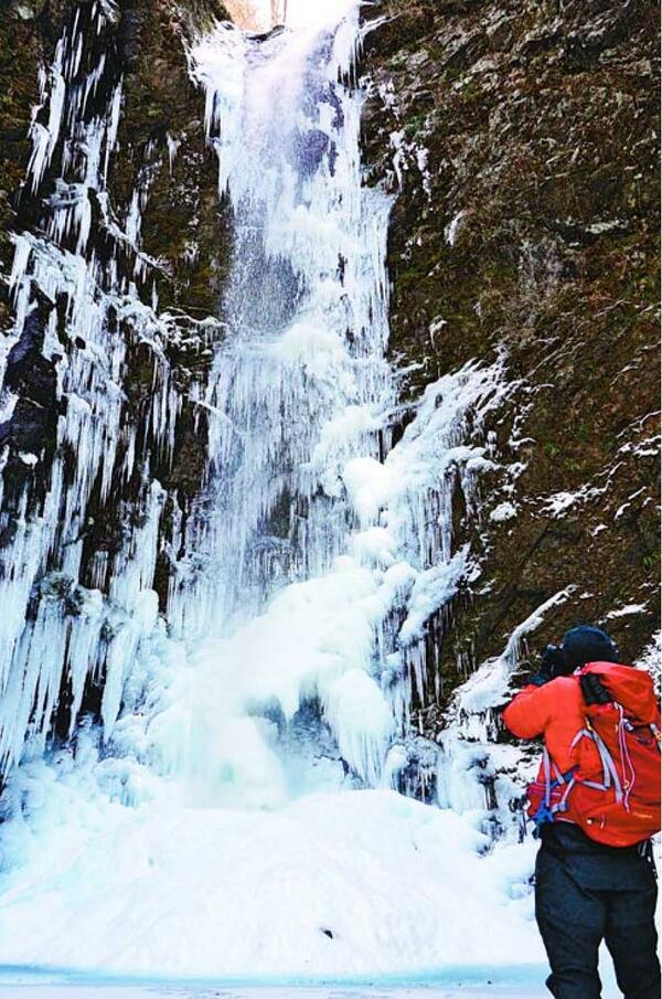 凍る水しぶき絶景　神山・神通滝で「氷瀑」