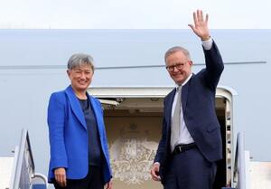 　２３日、日本に向かう飛行機に乗り込むアルバニージー首相（右）とウォン外相＝オーストラリア首都キャンベラ（ゲッティ＝共同）